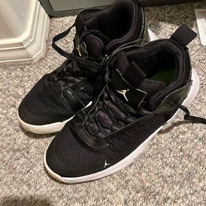 Black high top Jordan flight tennis shoes
